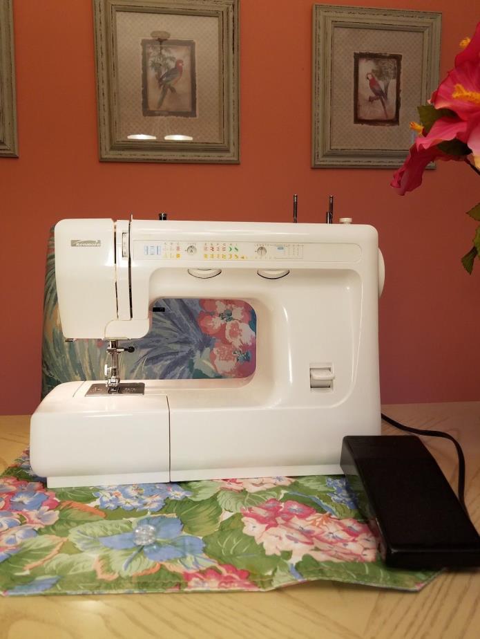 Kenmore Sewing Machine in Excellent Cond.  Zig Zag. Free sjipping!
