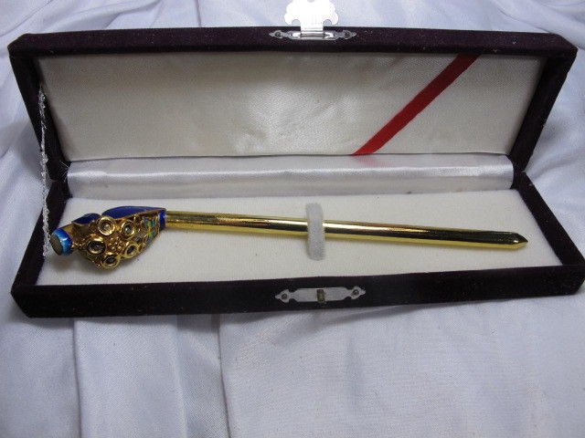 VINTAGE ENAMELED KNITTING NEEDLE W/BUTTERFLY AND CASE