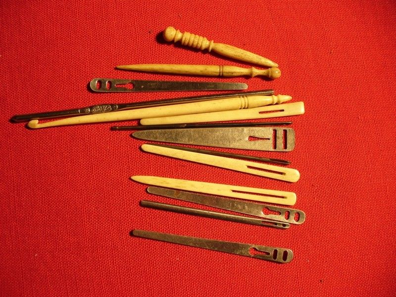 Vintage crochet hooks metal, bone, plastic and misc items in vintage box