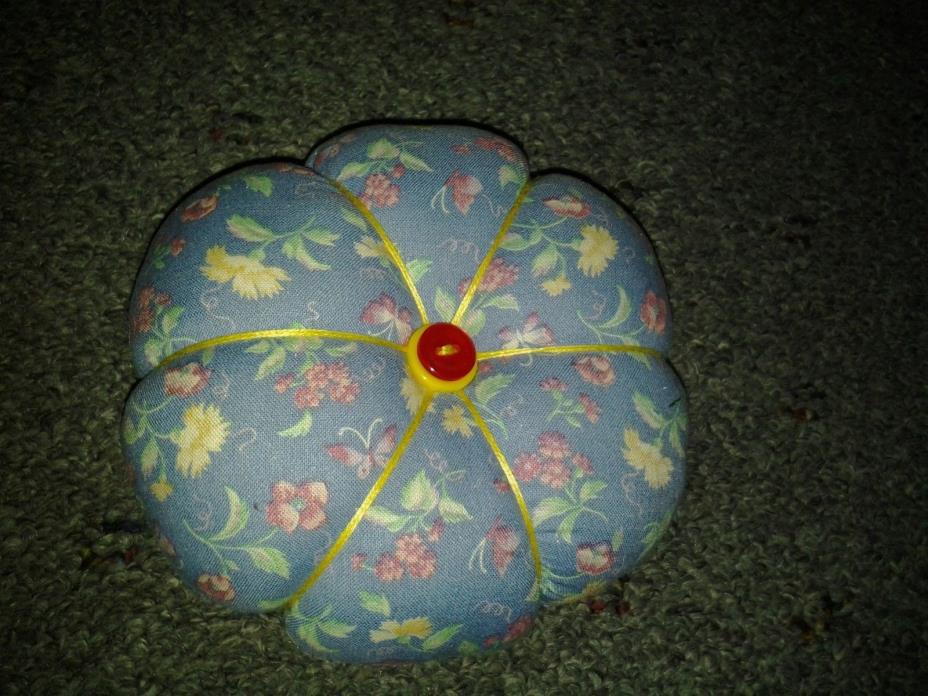 Vtg Gorgeous Button tufted Blue Diminutive floral design pin cushion