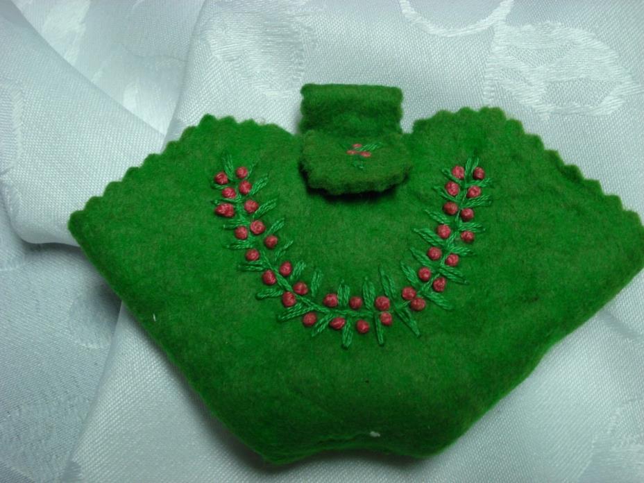 JT- Vintage embroidered Sewing Kit in green felt fold up purse Germany