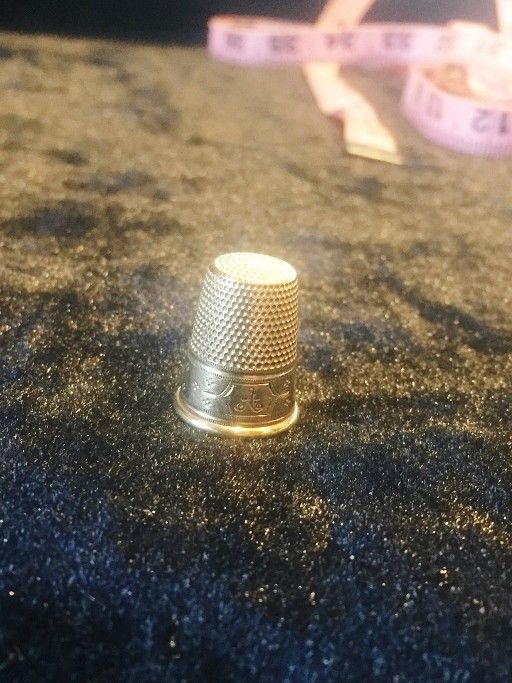 14KT GOLD INSCRIBED SEWING THIMBLE. 5 GRAMS.