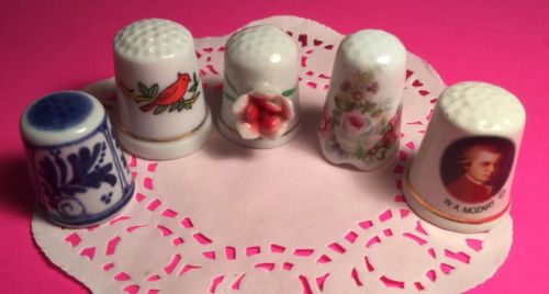 VINTAGE LOT OF FIVE DIFFERENT CERAMIC COLLECTORS THIMBLES SO PRETTY