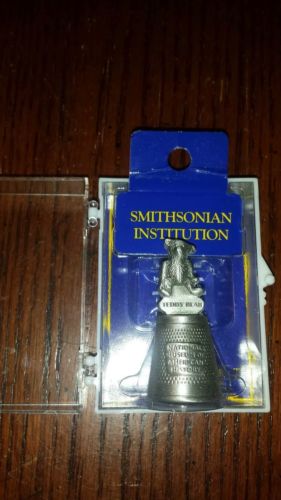 NIP~HI-relief Teddy Bear from Smithsonian Institution Pewter Thimble with topper