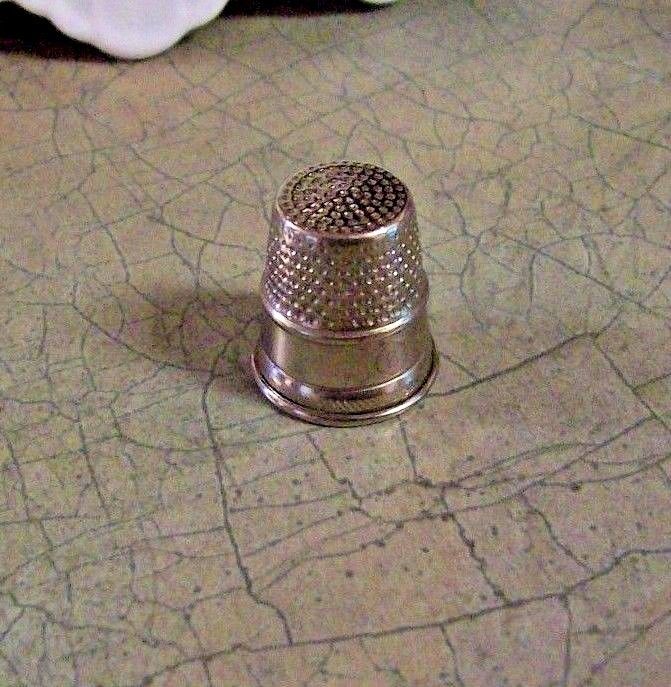 VERY VINTAGE THIMBLE SIZE 8