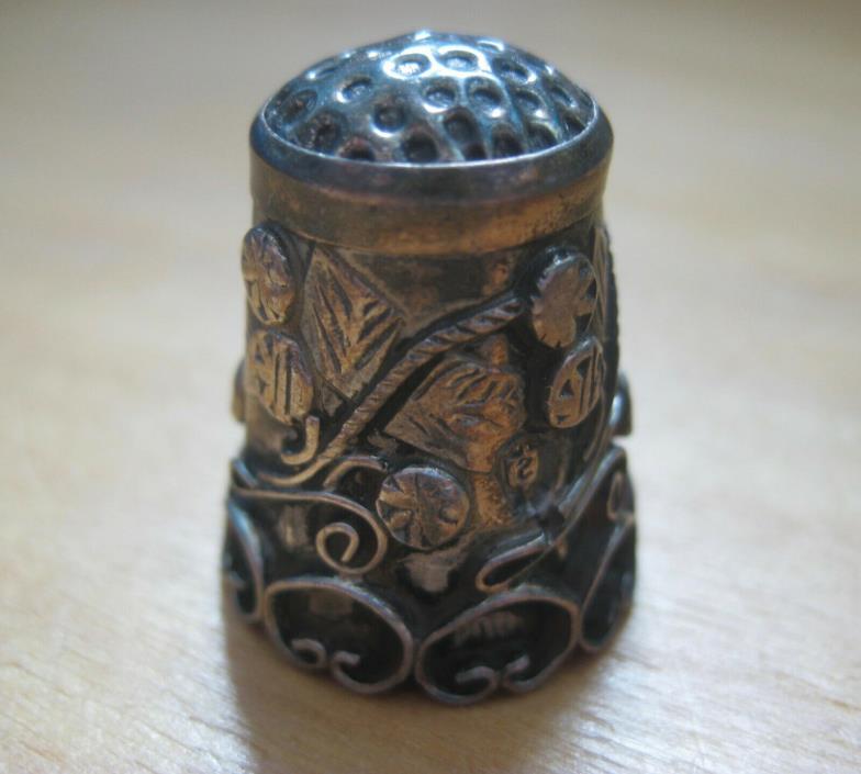 RELIEF DESIGN SCROLLWORK THIMBLE  STERLING SILVER VINTAGE Collectable