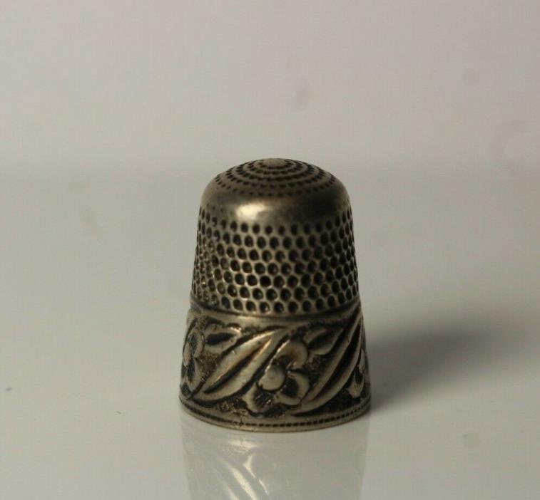 Vintage Sterling Silver  Sewing Thimble with Engranved Flower & Leaf Band
