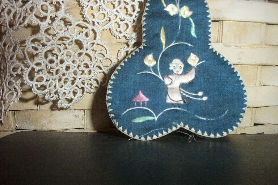 ANTIQUE SCISSOR KEEP BEAUTIFULLY EMBROIDERED AND PERFECTLY SEWN !