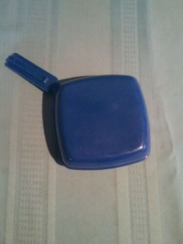 1985 WWM VINTAGE BLUE PLASTIC STICK PIN MAGNET SEWING CRAFTING QUILTING w/CLIP