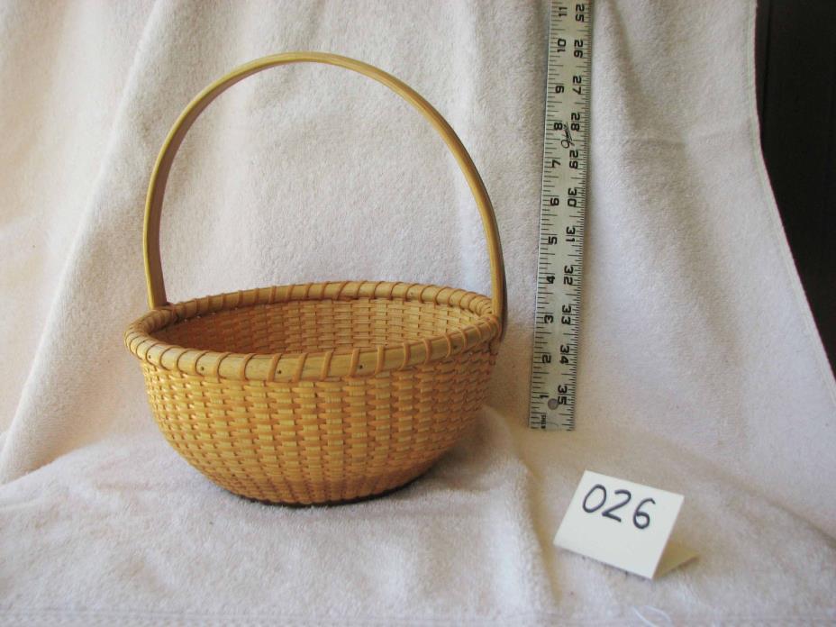 Nantucket Basket #026. Handmade basket with stationary handle