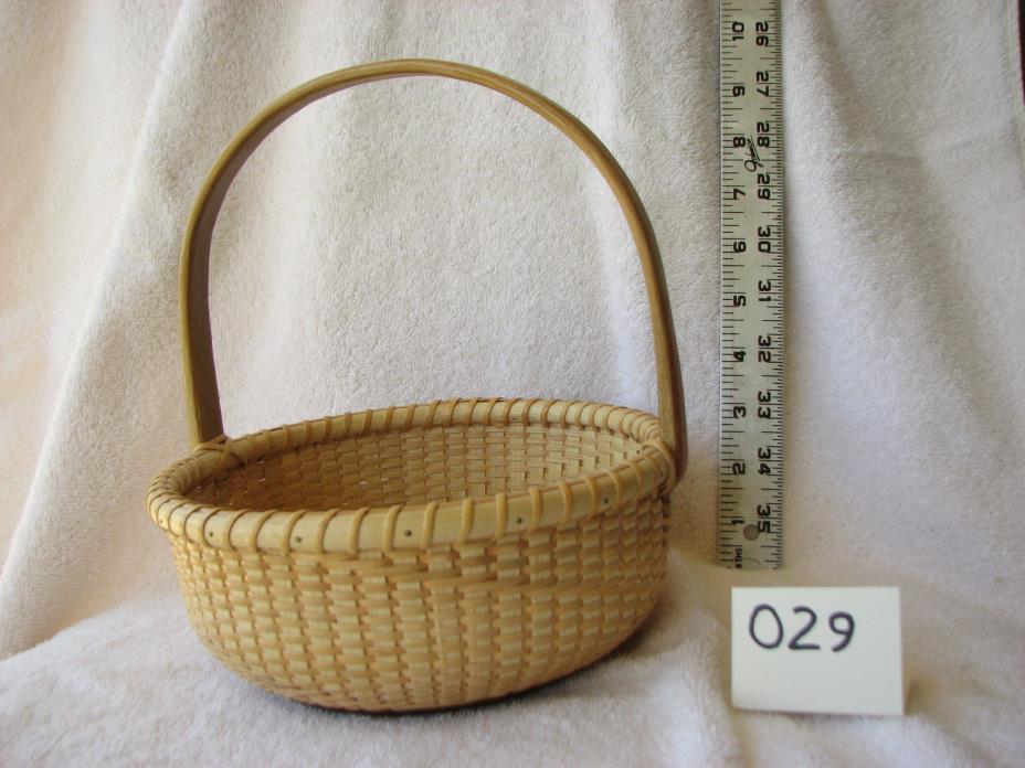 Nantucket Basket #029. Handmade basket with stationary handle.