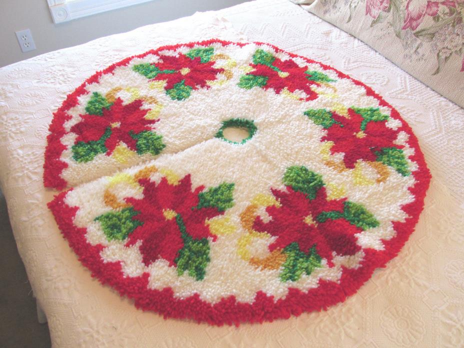 Vintage Handmade Poinsettia Latch Hook Christmas Tree Skirt NICE!! 39