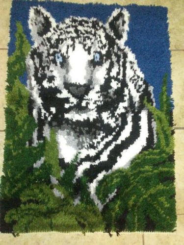 Vintage 34x24 Bold Beautiful  Big Domestic Cat Latch hook rug wall hanging