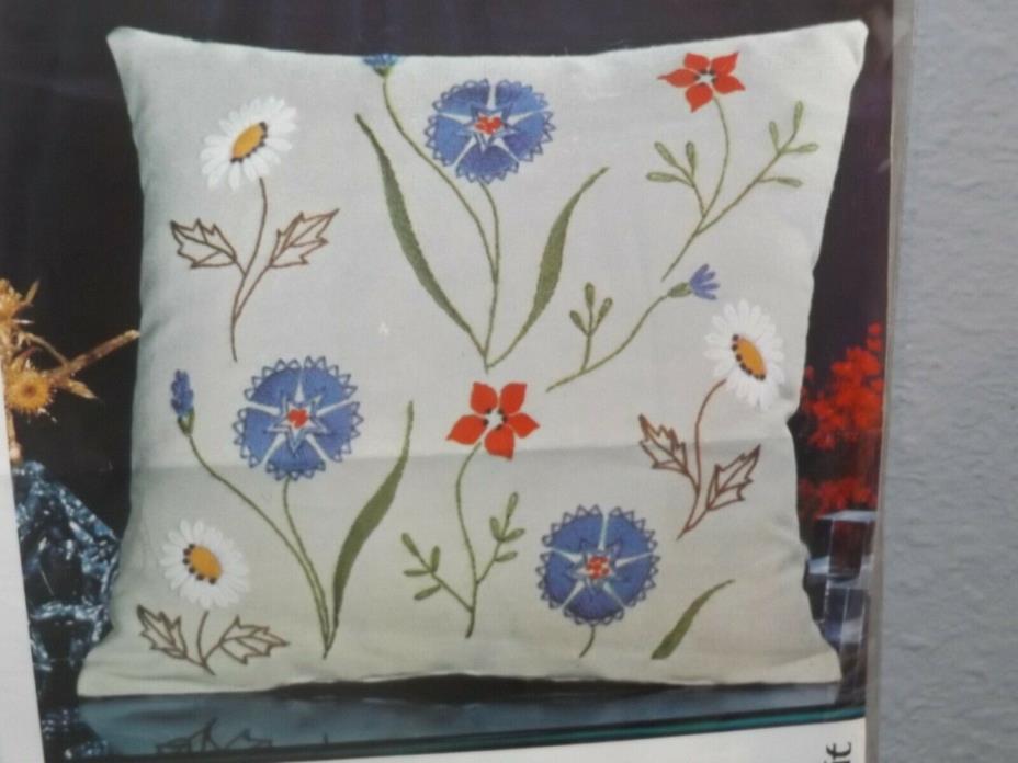 Vintage Creative Stitchery BLUE CORNFLOWERS & WHITE DAISY'S Crewel Pillow Kit