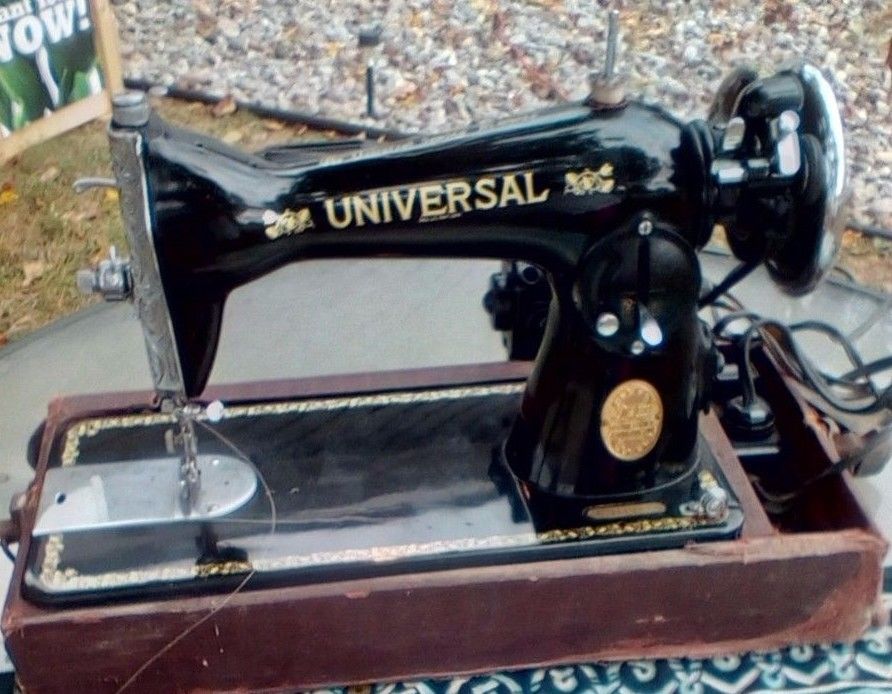 Universal Deluxe Sewing Machine With Case In Operation !930's Edition