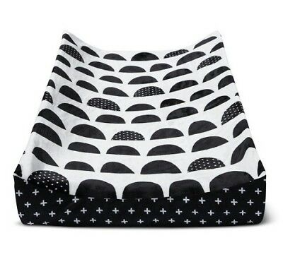 Cloud Island Plush Changing Pad Cover Black/White Scallop  32