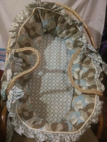 ****WOW*****MOSES BABY BASKET WITH MATTRESS AND BUMPER PADS NO STAINS