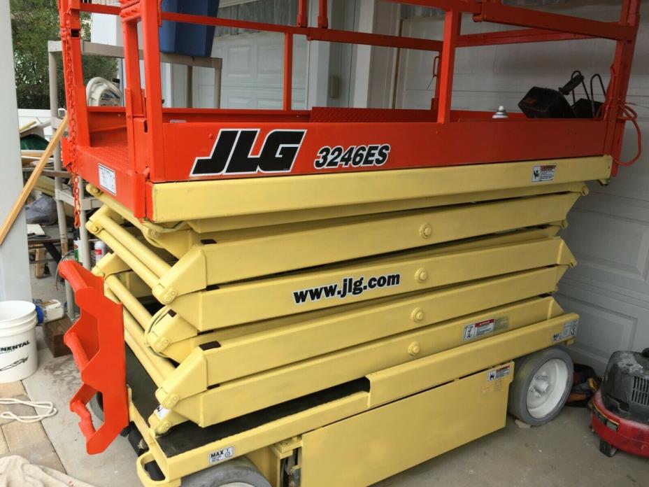32' WITH EXTENSION, Scissors Lift, JLG 3246E2, WORKS  GREAT, LIFTS 700#