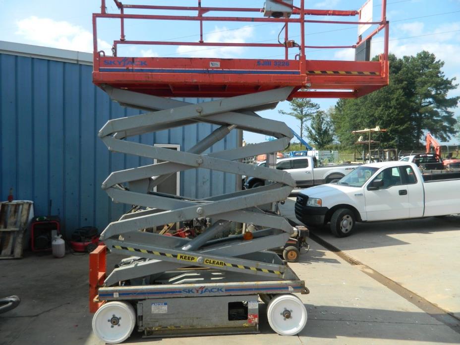 Skyjack SJ3226 Scissor Lift JLG/Genie 3226 Scissor Lift -- Low Hours