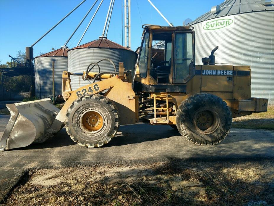 John Deere 624G loader