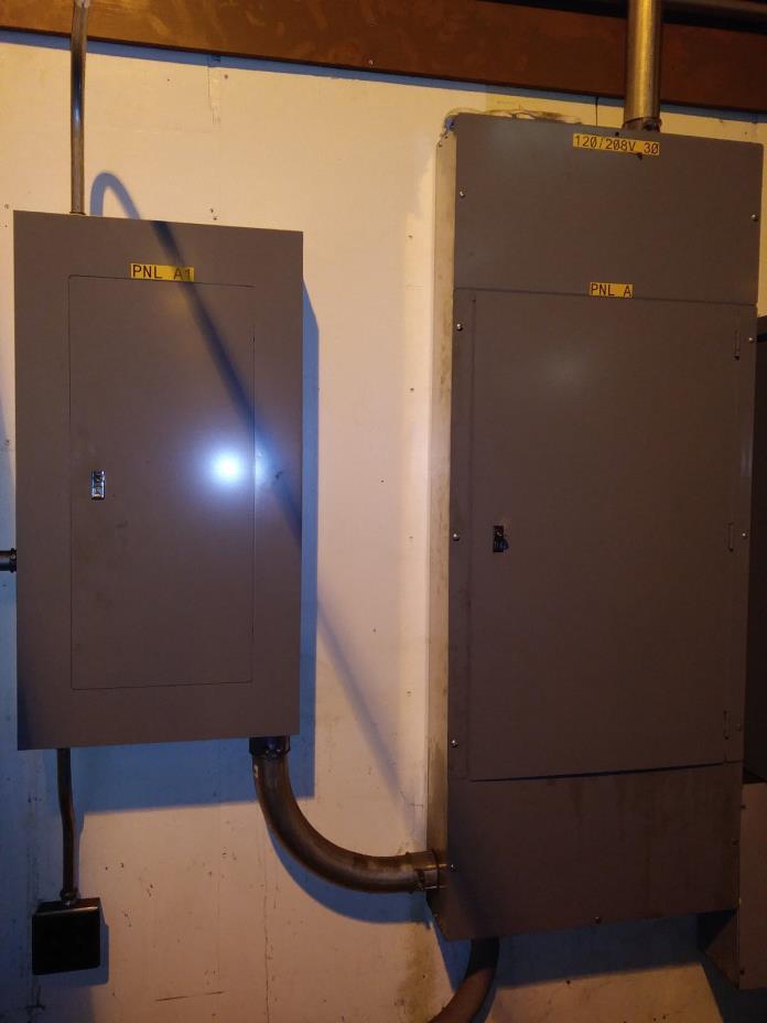 SQUARE D - 120/208 V 225AMP Square D Electrical breaker panel w/ breakers