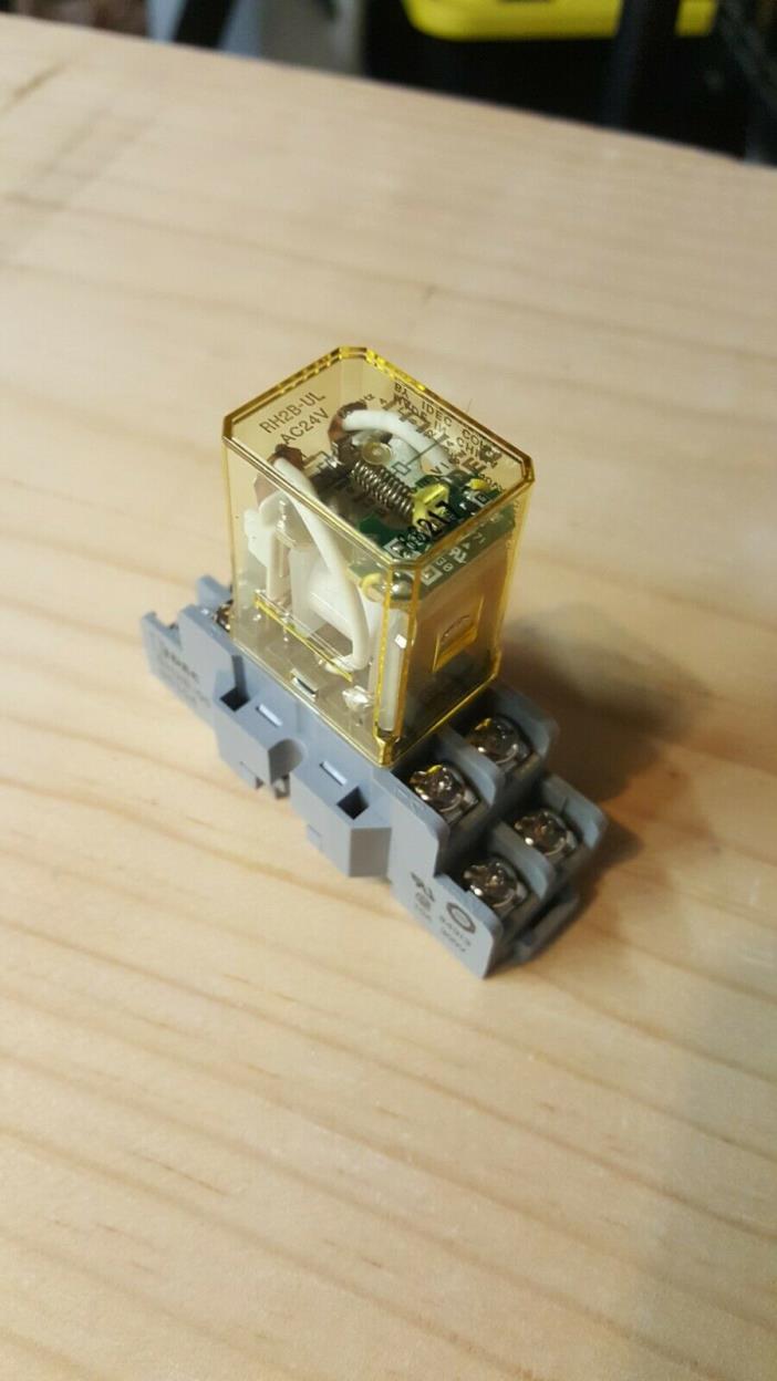 IDEC RH2B-U AC24V Relay 24VAC  50/60Hz + BASE