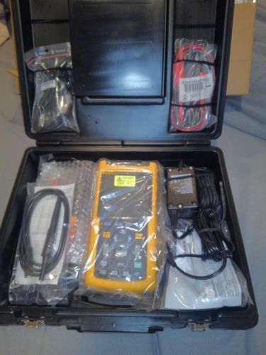 Fluke 125 Industrial ScopeMeter 40MHz Bus Health Full Kit Clamps Case BRAND NEW
