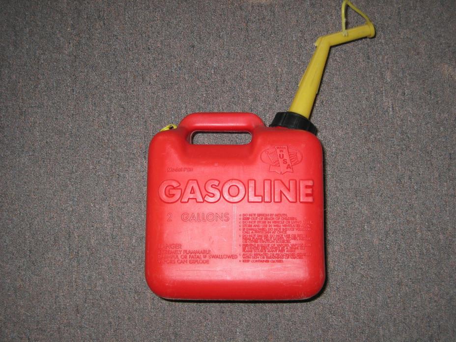 Chilton Old Style 2 Gallon Vented Plastic Gas Can with Spout P20 VERY CLEAN!!