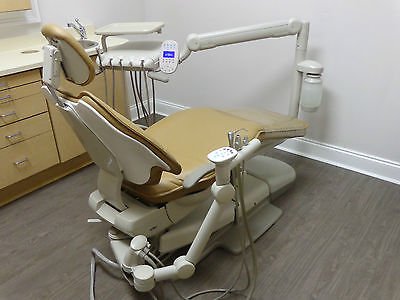 ADEC 511 DENTAL CHAIR W/ DELIVERY UNIT & WALL LIGHT