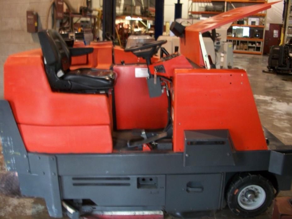 Powerboss Monitor 82 LP Gas Double scrubber sweeper