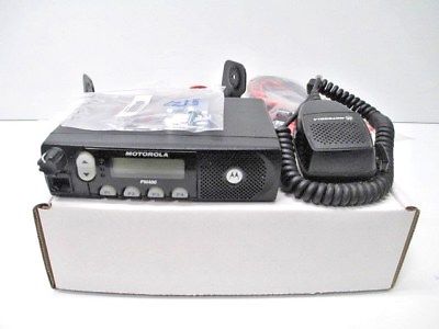 MOTOROLA PM400 AAM50KQF9AA3AN VHF 64 CH 45W 146-174 MHz USED W / NEW ACCESSORIES