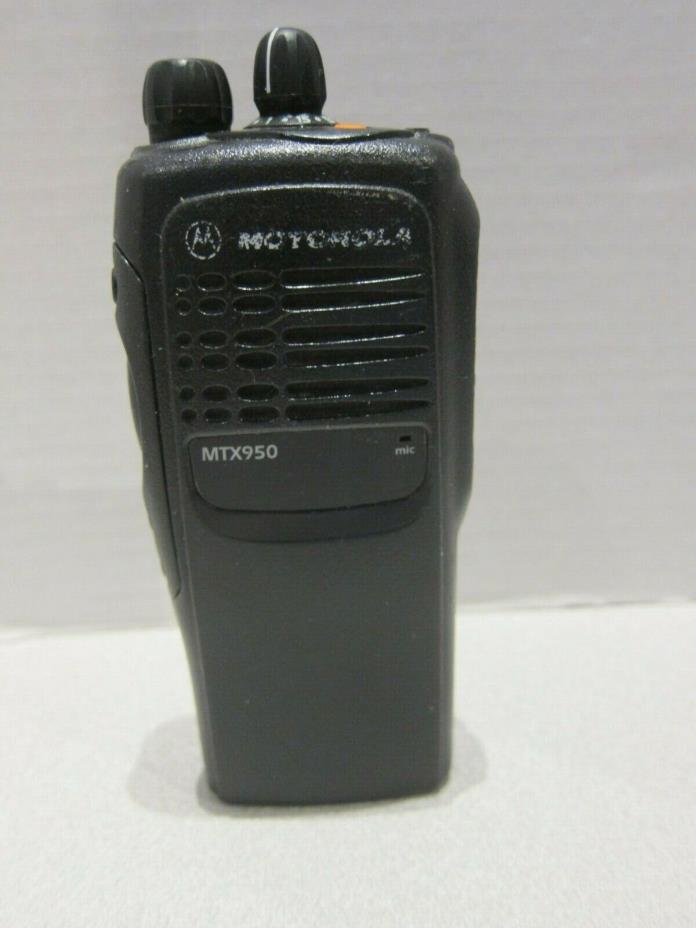Motorola MTX950  896-902 MHz Two-Way Portable Radio 16-Ch AAH25WCC4GB3AN AS-IS
