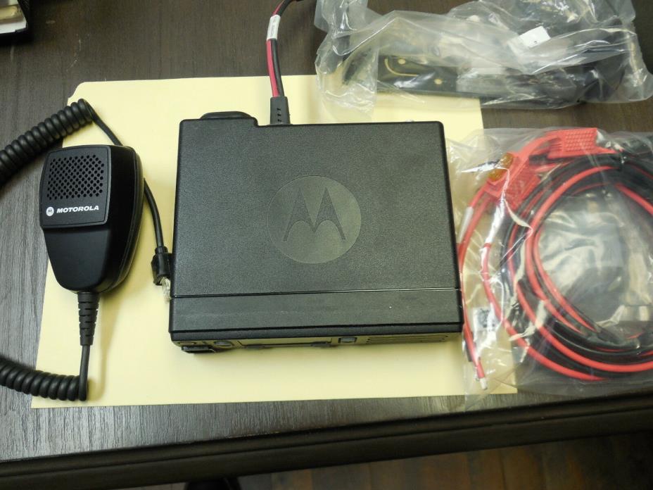 Used Motorola CM200d 403-470 MHz UHF Analog 25 Watt AAM01QNC9JC1AN w Accessories