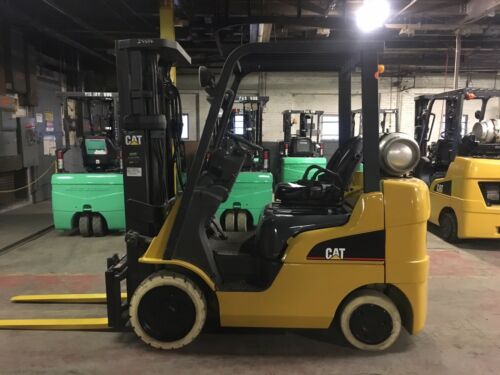 2010 Cat 5000 Lb Forklift with Side Shift And Triple Mast
