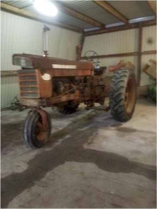 3 FARMALL 560 TRACTOR Collection 1 GAS  2 diesel
