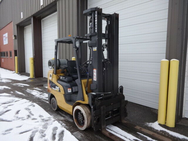 2011 CATERPILLAR 6,500 POUND CAPACITY LP GAS FORKLIFT MODEL 2C6500