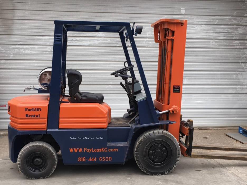 TOYOTA  PNEUMATIC  5000 LB FORK LIFT