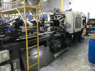 1995 CINCINNATI MILACRON 300-TON PLASTIC INJECTION MOLDING MACHINE