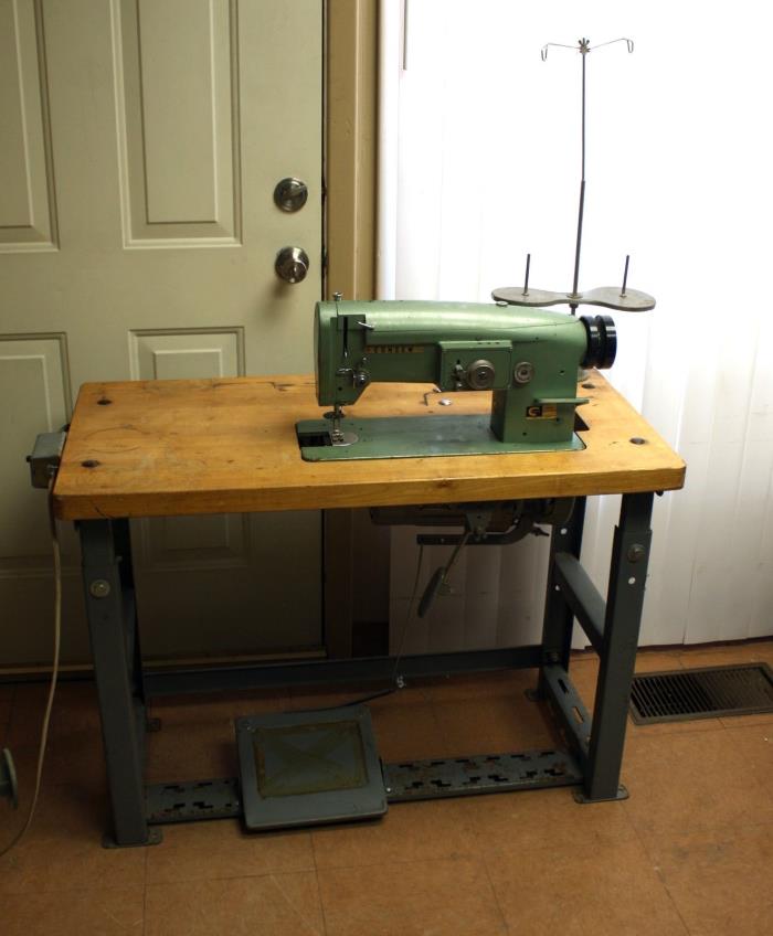 Consew 199R-2A Industrial Zig Zag Sewing Machine in Table w Clutch Motor, Lifter