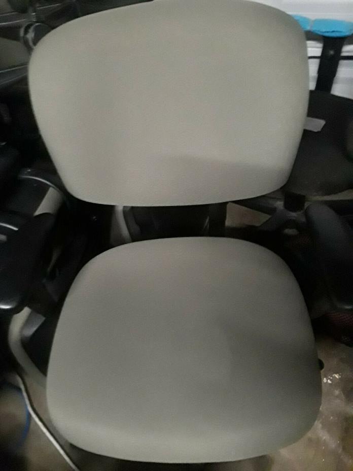 LOT#1106-8: 1 FABRIC PADDED ROLLING OFFICE / DESK CHAIR, Light Green - USED
