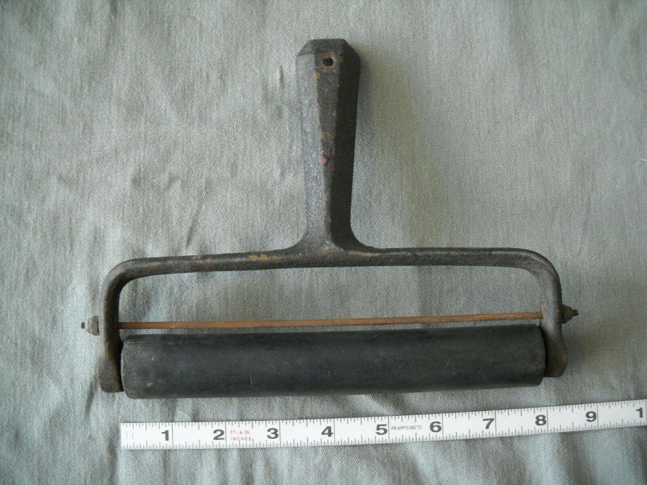 VINTAGE HAND HELD PRINTER BLOCK ROLLER CAST IRON HANDLE INDUSTRIAL GRAFIC ARTS