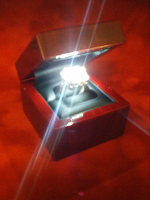 NEW FINE LED LIGHTED ENGAGEMENT RING GIFT BOX ILLUMINATED DISPLAY CASE