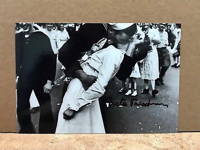 GRETA FRIEDMAN SIGNED 4X6 PHOTO VJ DAY KISSING SAILOR  1B