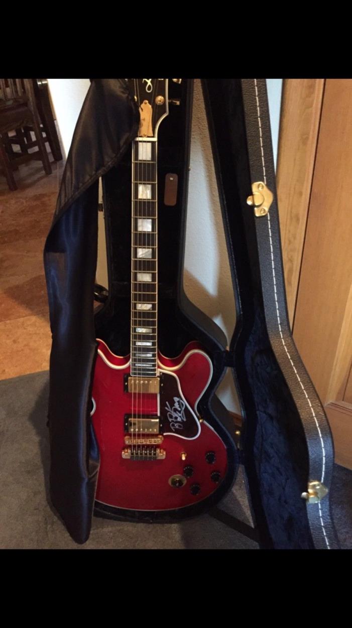 bb king autographed Gibson Lucille guitar