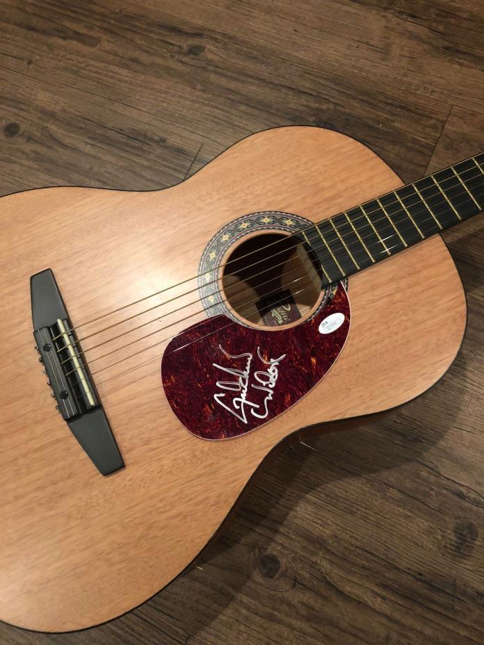 Gretchen Wilson Signed Acoustic Guitar - JSA Authenticated - PROOF Country Star