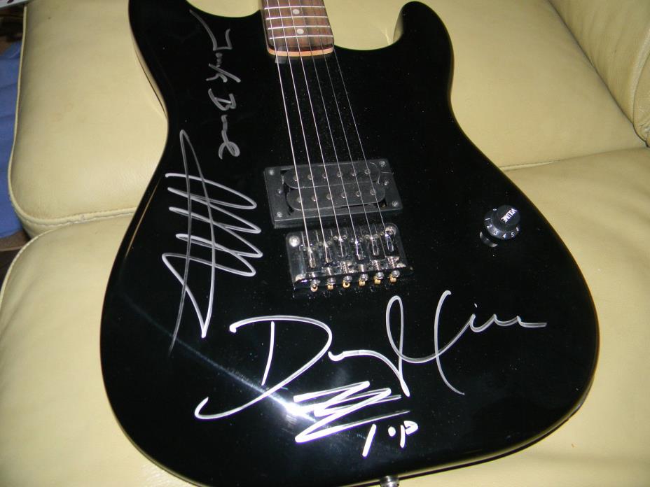 zz top signed guitar.all 3 members 8/17/07 coa