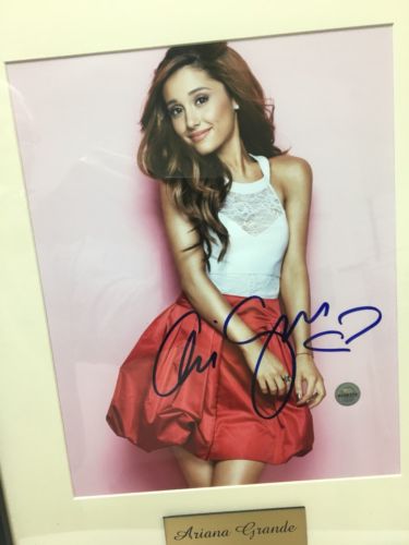 ARIANA GRANDE SIGNED PICTURE COA ORIGINAL AND AUTHENTIC!!!