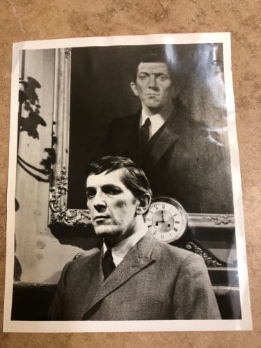 REPRINT - JONATHAN FRID BARNABAS DARK SHADOWS  8 X 10 Black And White