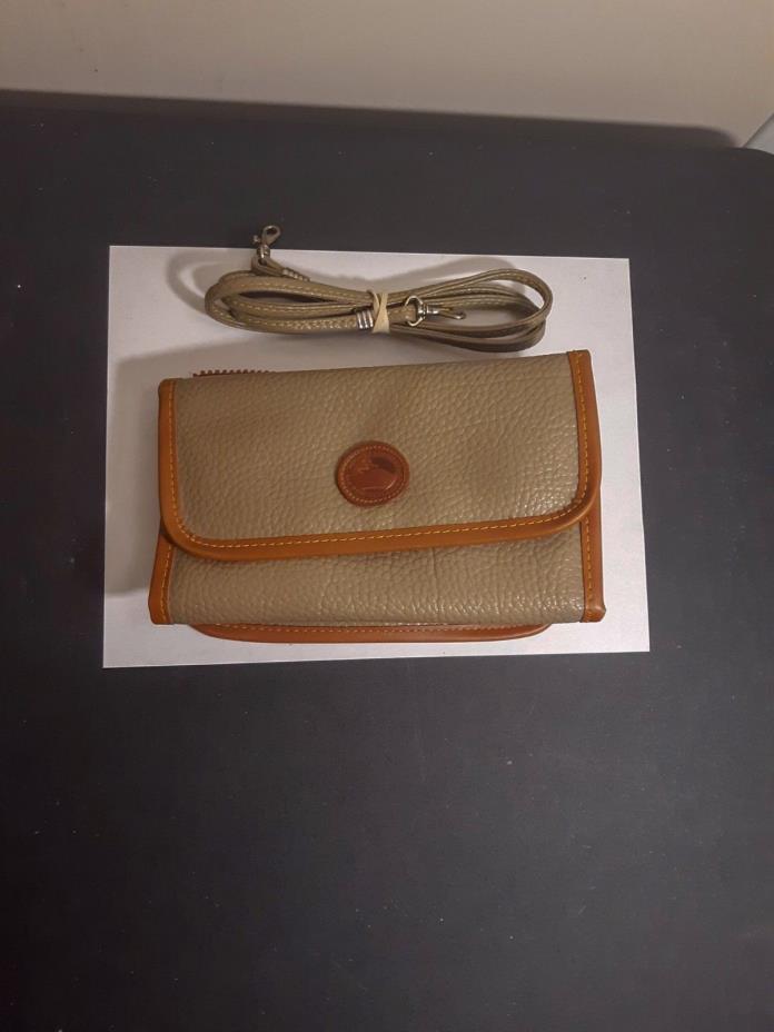 dooney and bourke clutch