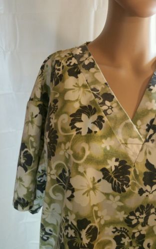 Natural Uniforms Natural Prints Scrub Top Green Flowers Size Medium 2 Pockets